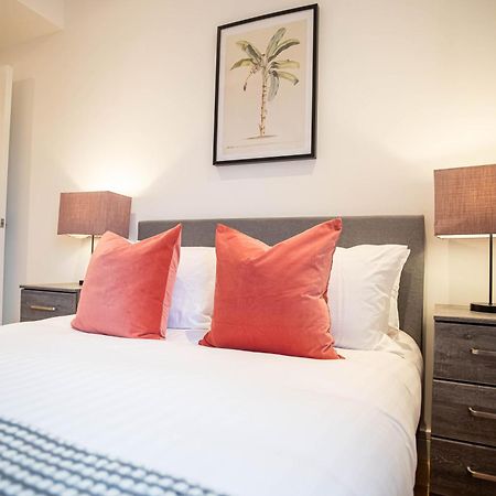 Deluxe Chic 1 2 Bed Apts Near Heathrow Legoland Windsor Sloughヴィラ エクステリア 写真