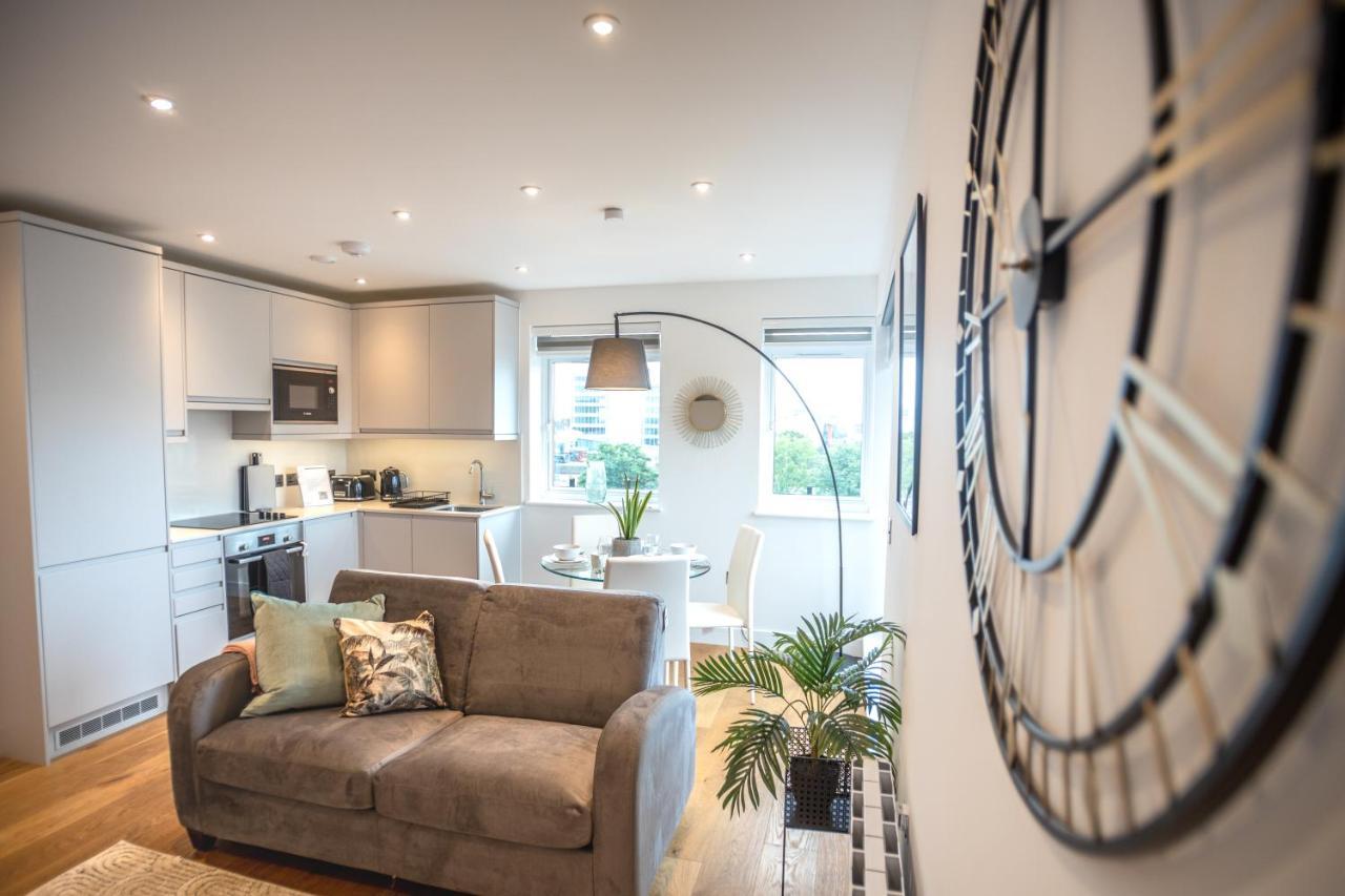 Deluxe Chic 1 2 Bed Apts Near Heathrow Legoland Windsor Sloughヴィラ エクステリア 写真