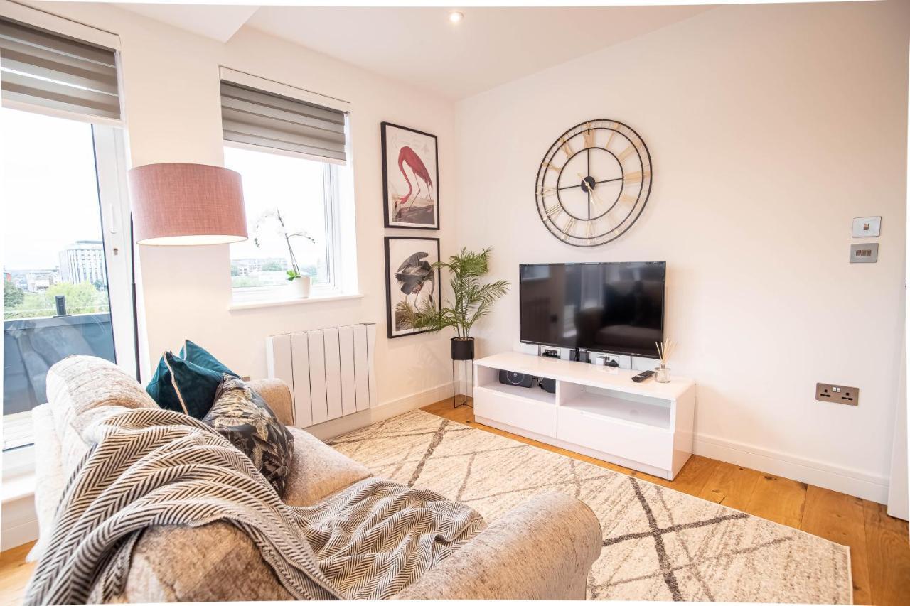 Deluxe Chic 1 2 Bed Apts Near Heathrow Legoland Windsor Sloughヴィラ エクステリア 写真