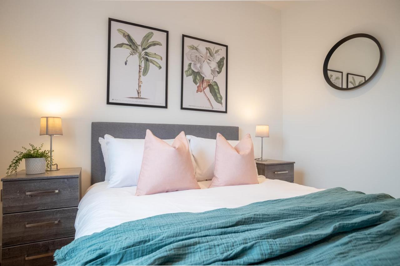 Deluxe Chic 1 2 Bed Apts Near Heathrow Legoland Windsor Sloughヴィラ エクステリア 写真