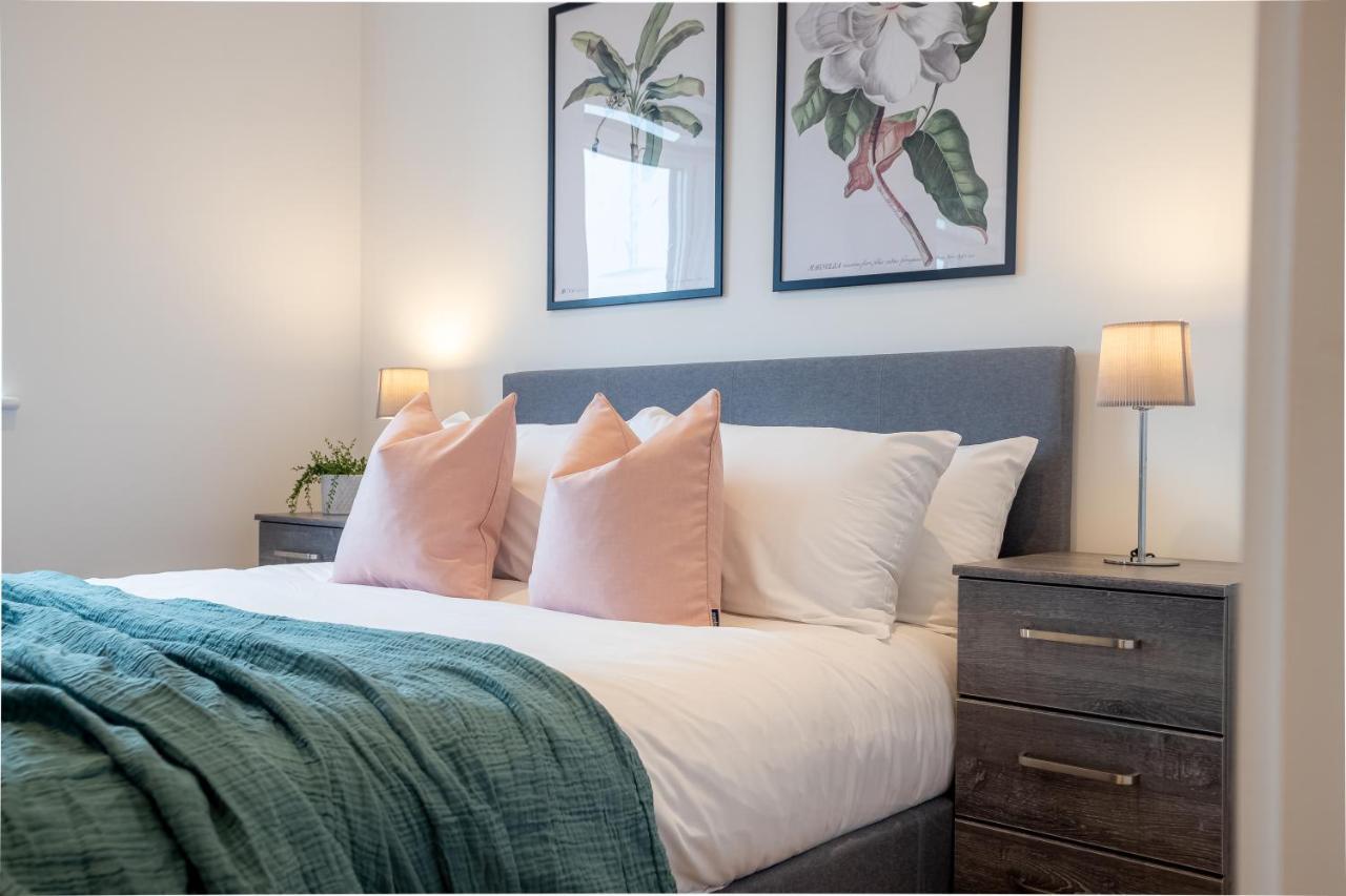 Deluxe Chic 1 2 Bed Apts Near Heathrow Legoland Windsor Sloughヴィラ エクステリア 写真