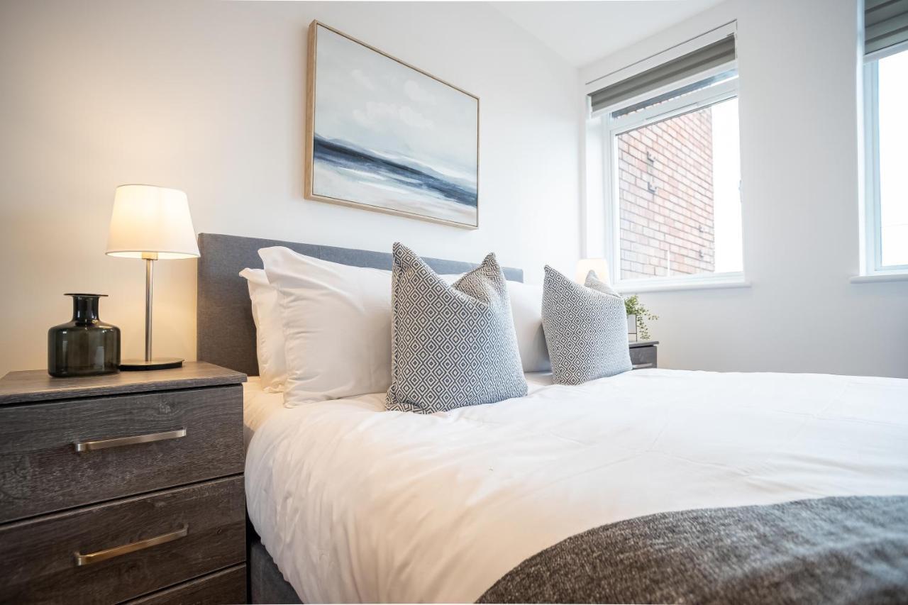 Deluxe Chic 1 2 Bed Apts Near Heathrow Legoland Windsor Sloughヴィラ エクステリア 写真