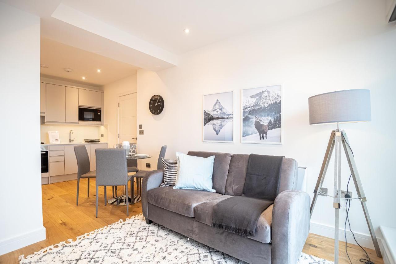 Deluxe Chic 1 2 Bed Apts Near Heathrow Legoland Windsor Sloughヴィラ エクステリア 写真
