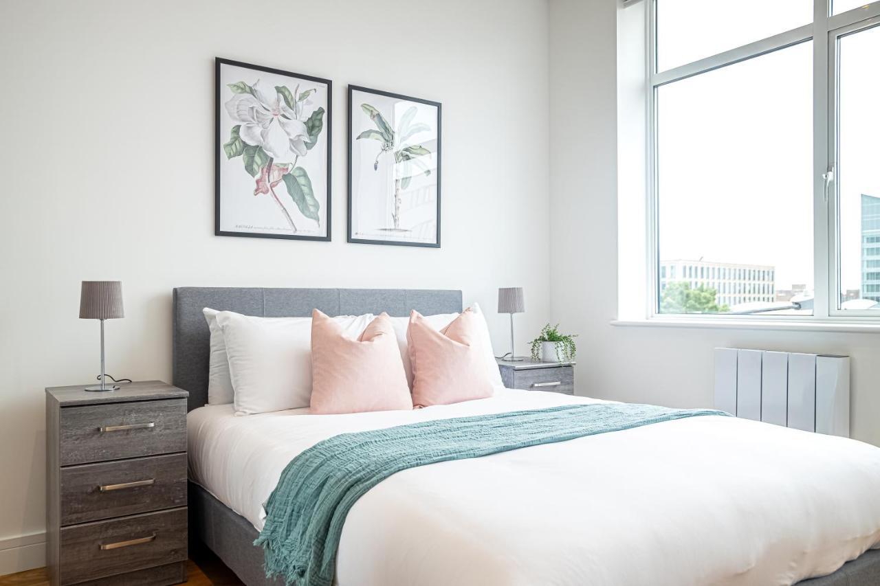 Deluxe Chic 1 2 Bed Apts Near Heathrow Legoland Windsor Sloughヴィラ エクステリア 写真