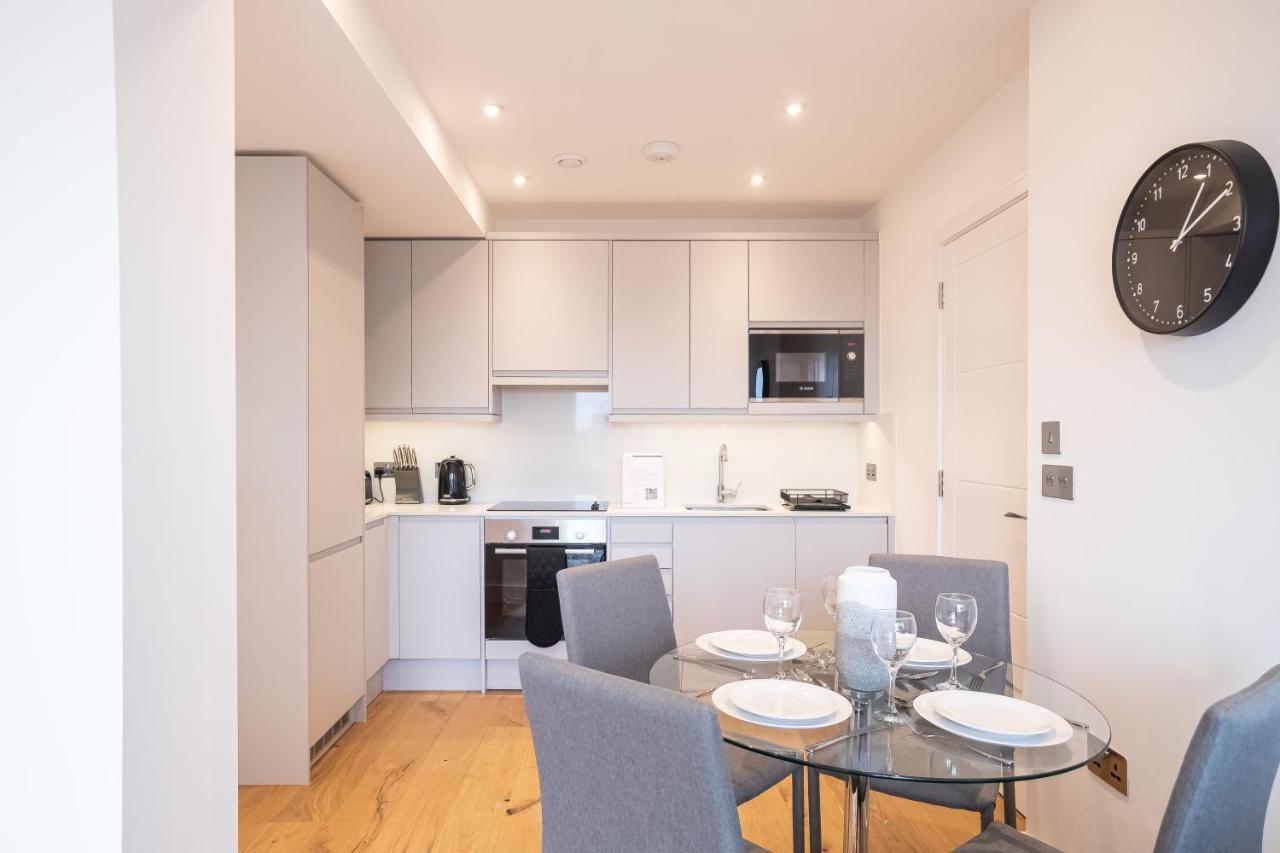 Deluxe Chic 1 2 Bed Apts Near Heathrow Legoland Windsor Sloughヴィラ エクステリア 写真