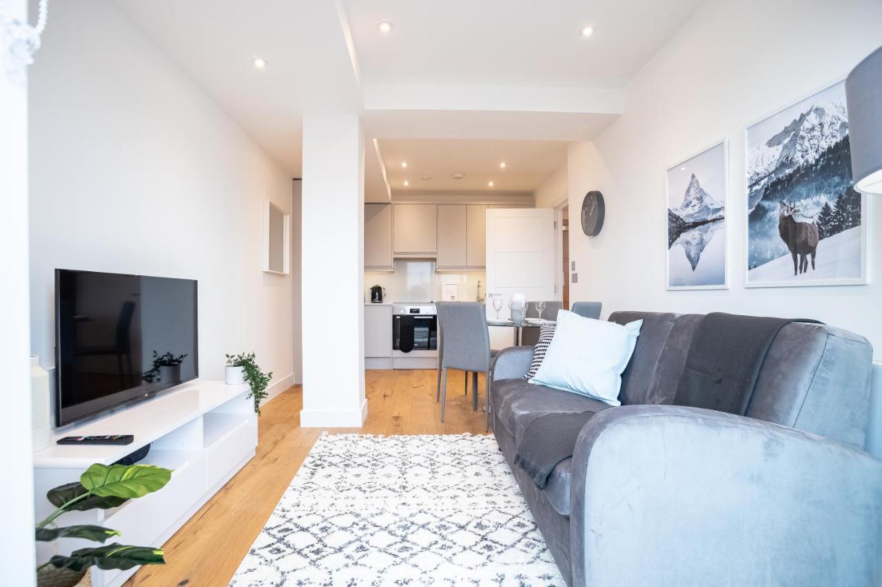 Deluxe Chic 1 2 Bed Apts Near Heathrow Legoland Windsor Sloughヴィラ エクステリア 写真
