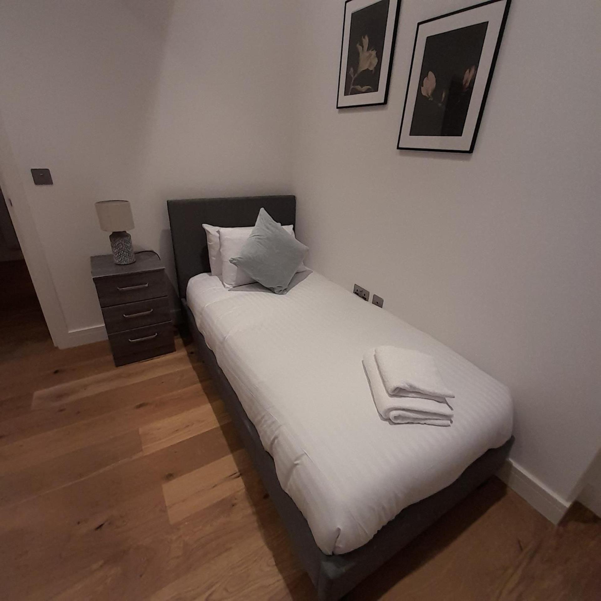 Deluxe Chic 1 2 Bed Apts Near Heathrow Legoland Windsor Sloughヴィラ エクステリア 写真