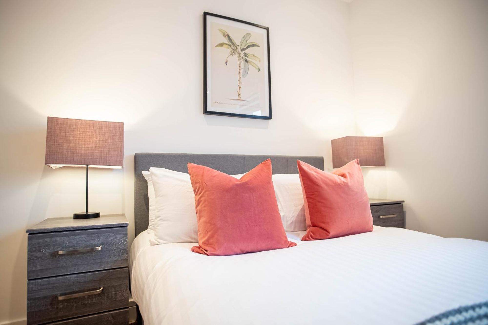 Deluxe Chic 1 2 Bed Apts Near Heathrow Legoland Windsor Sloughヴィラ エクステリア 写真