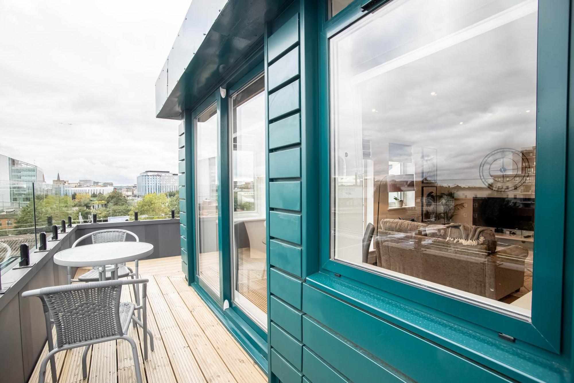 Deluxe Chic 1 2 Bed Apts Near Heathrow Legoland Windsor Sloughヴィラ エクステリア 写真