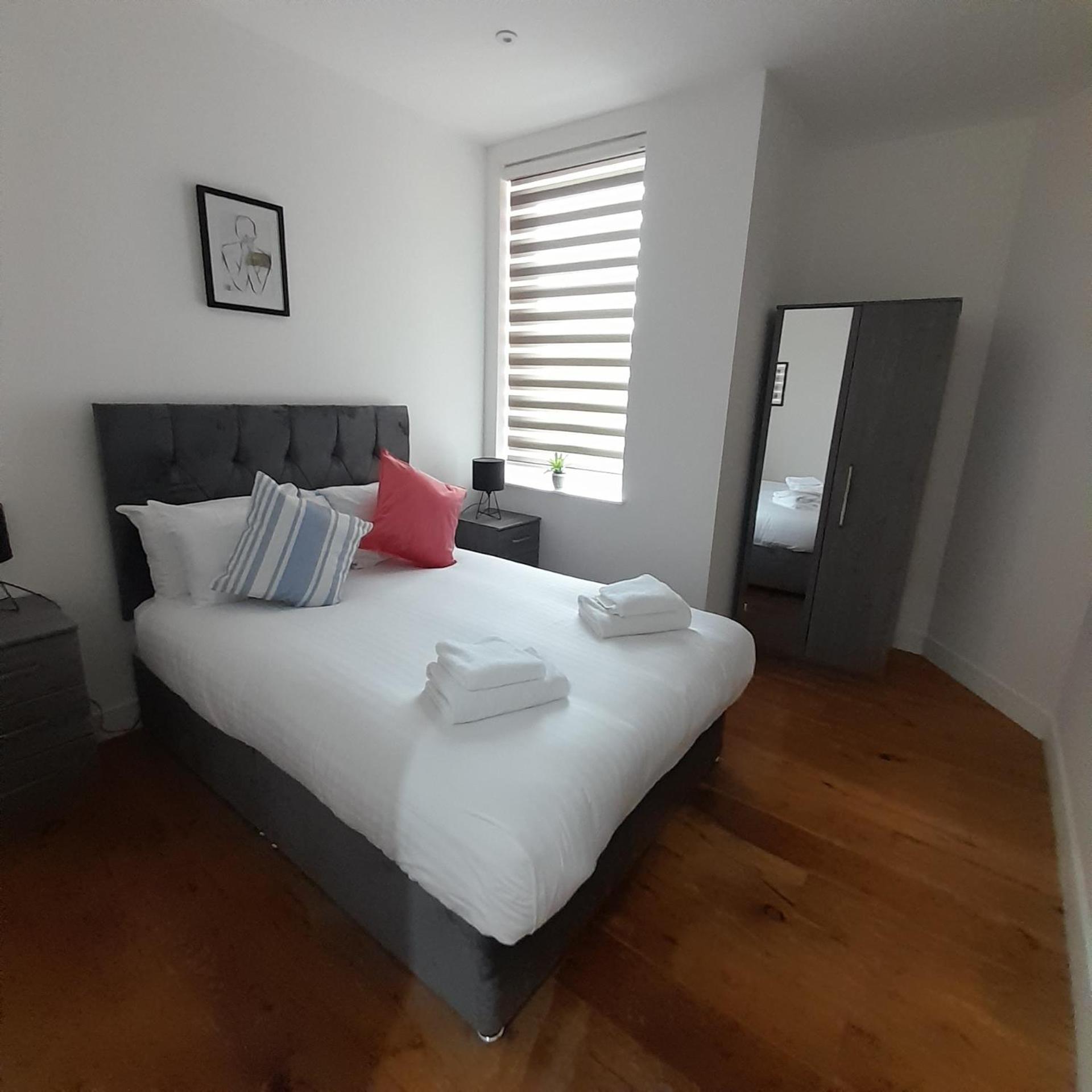 Deluxe Chic 1 2 Bed Apts Near Heathrow Legoland Windsor Sloughヴィラ エクステリア 写真