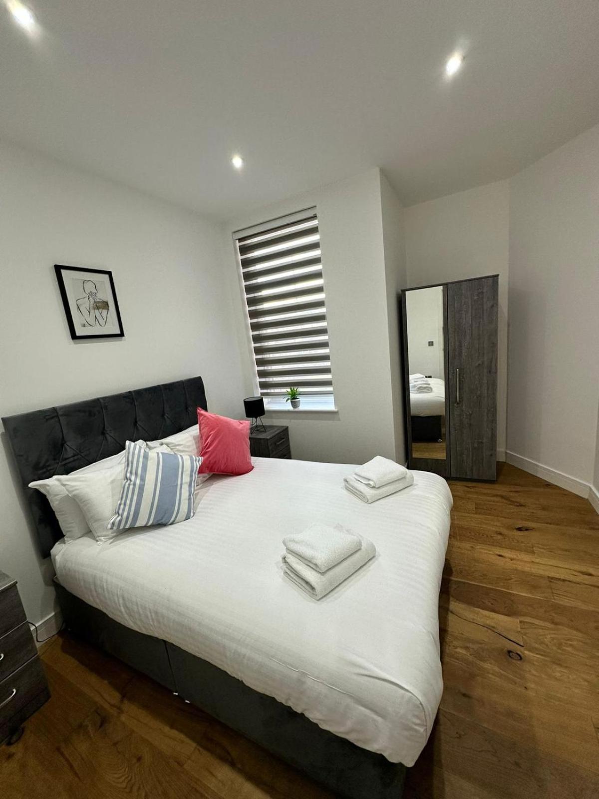 Deluxe Chic 1 2 Bed Apts Near Heathrow Legoland Windsor Sloughヴィラ エクステリア 写真