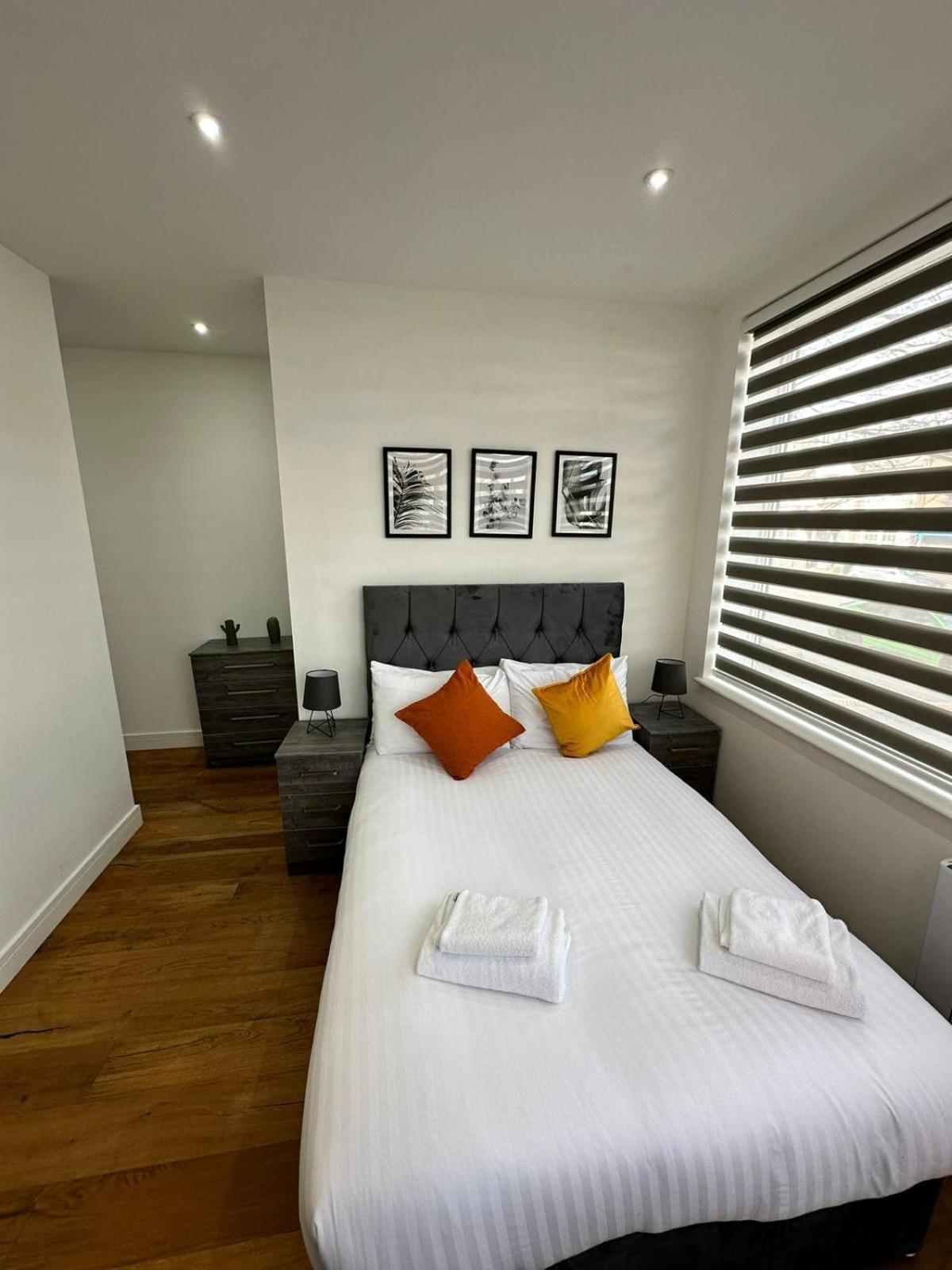 Deluxe Chic 1 2 Bed Apts Near Heathrow Legoland Windsor Sloughヴィラ エクステリア 写真