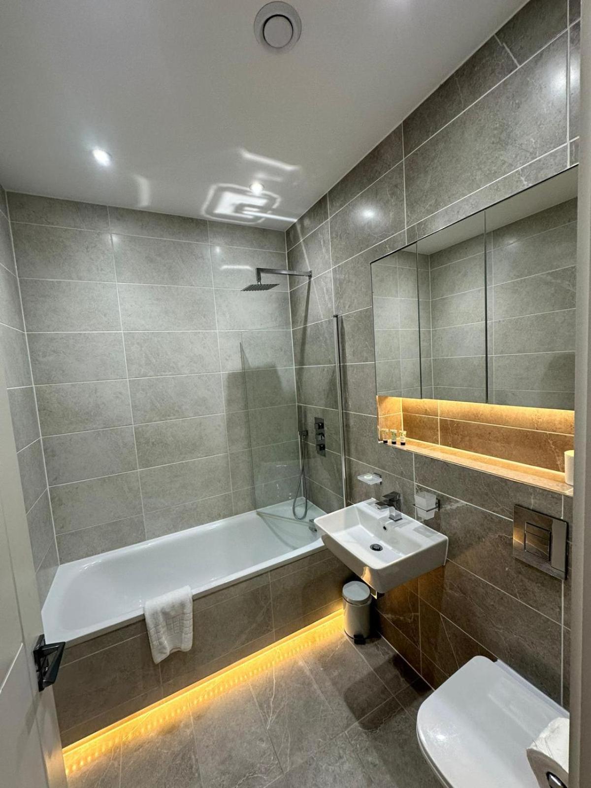 Deluxe Chic 1 2 Bed Apts Near Heathrow Legoland Windsor Sloughヴィラ エクステリア 写真