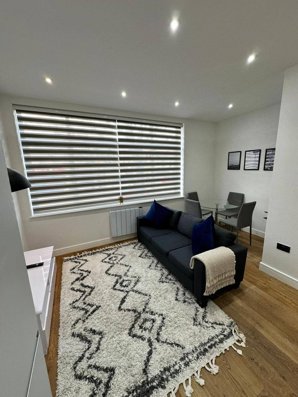 Deluxe Chic 1 2 Bed Apts Near Heathrow Legoland Windsor Sloughヴィラ エクステリア 写真