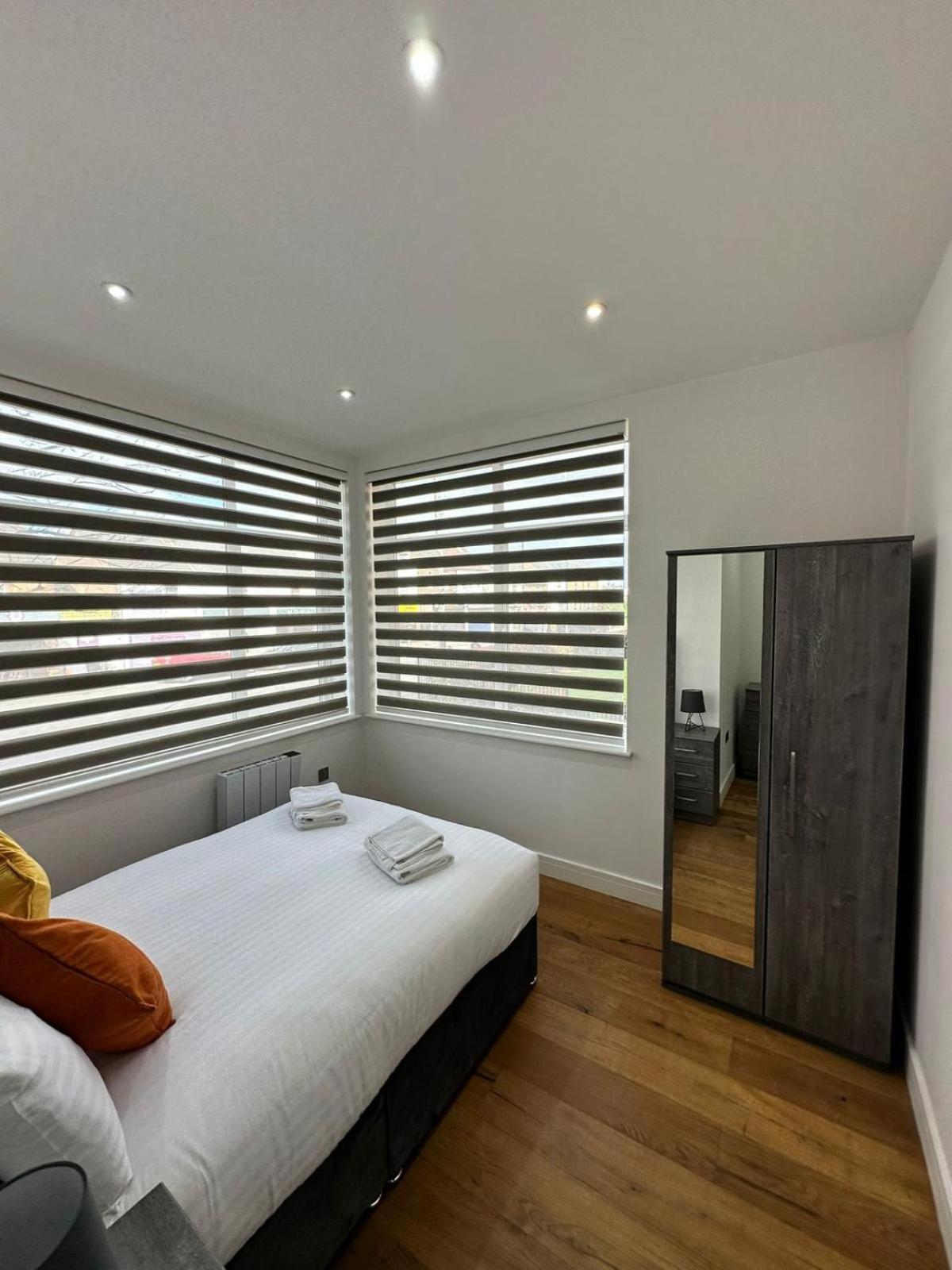 Deluxe Chic 1 2 Bed Apts Near Heathrow Legoland Windsor Sloughヴィラ エクステリア 写真